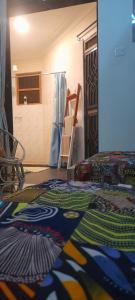 坎帕拉的住宿－Aivilo Home，一间设有两张床的客房,地板上铺有地毯。
