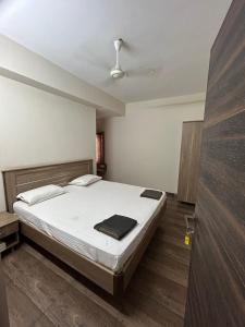 a bedroom with a large bed in a room at The Kaya Guest House Srirangam in Srīrangam