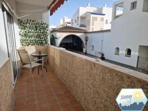 - un balcon d'une maison avec une table et des chaises dans l'établissement Sunny Álamos Beach, à Torremolinos