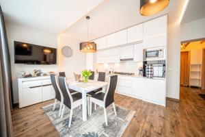 Kuchyňa alebo kuchynka v ubytovaní Apartament Szymanowskiego