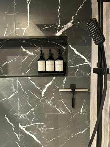 two bottles of wine on a shelf in a bathroom at Prachtig gemoderniseerde woning op 250 meter van het strand in Santa Pola