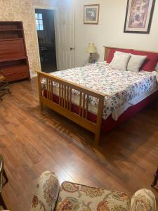 een slaapkamer met een bed, een dressoir en stoelen bij Weaverling House- Historic Stay in Smalltown America in Everett