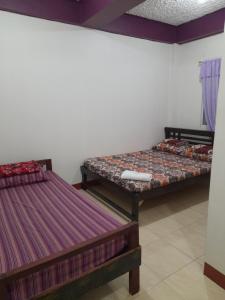 Habitación con 2 camas en una habitación en Sales-Marzan Pension House Rental, 