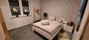 a small bedroom with a bed and a window at Ferienwohnung Maasch in Vierraden