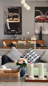 una sala de estar con sofá y una foto de coche en W muscat bay, en Mascate