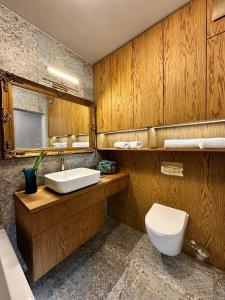 La salle de bains est pourvue de toilettes blanches et d'un lavabo. dans l'établissement Apartament Luca, à Cracovie