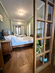 - une chambre avec un lit et un grand miroir dans l'établissement Apartament Luca, à Cracovie