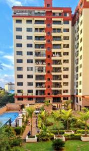 un gran edificio de apartamentos con piscina y palmeras en Executive two bedrooms, en Nairobi
