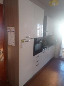 Кухня или мини-кухня в Mansarda con terrazzo vista mare
