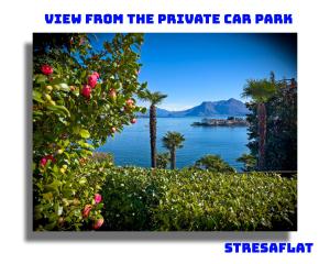 uitzicht vanaf de privéparkeerplaats op het water bij Appartamento vista Lago, giardino spiaggia a Stresa vista Isole Borromee e Golfo Borromeo - STRESAFLAT in Stresa