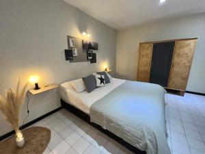 1 dormitorio con 1 cama grande y 2 luces encendidas en Departamento centrico en corazon de Mendoza Andes España en Mendoza