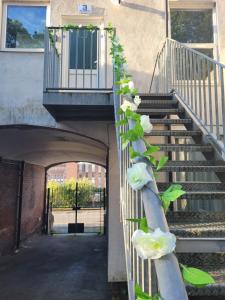 un escalier avec des fleurs blanches sur un poteau dans l'établissement Heart of City DE1 One Bedroom Apartment, à Derby