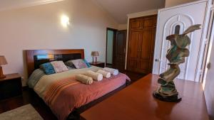una camera da letto con un letto con cuscini sopra di Levada Nova House a Ribeira Brava
