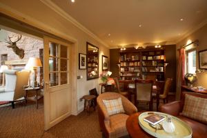 sala de estar con sofá y mesa en Ness Castle Lodges, en Inverness