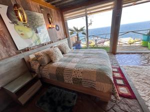 a bedroom with a bed with a view of the ocean at Pacificsunset Reñaca in Viña del Mar