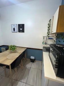 - une cuisine avec une table, une table et une cuisinière dans l'établissement Departamento España a 3 cuadras plaza independencia Mendoza, à Mendoza 15 autres photos