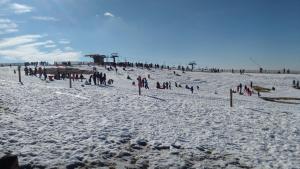 un grupo de personas de pie en la nieve en Casas da Fraga - Serra da Estrela en Fornos de Algodres