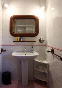 uma casa de banho com um lavatório e um espelho em Villa Sam em Comiso