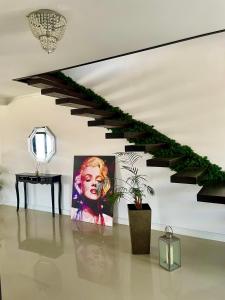 salon ze schodami i obrazem w obiekcie Duke’s House w Bystrzycy