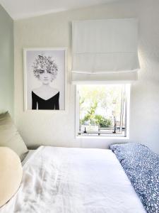 um quarto com uma cama branca e uma janela em Inner City Sunny Bedroom em Auckland