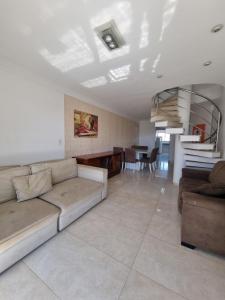 Χώρος καθιστικού στο Guarapari Praia - Cobertura 6 quartos com piscina e churrasqueira +51 φωτογραφίες