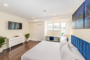 a large bedroom with a bed and a desk at Modern Condo-NYC@Fingertips in North Bergen