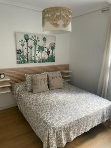 Llit o llits en una habitació de Precioso alojamiento céntrico con garaje, terraza y aire acondicionado