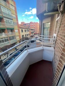 einen Gehweg auf einem Gebäude mit Balkon in der Unterkunft Apartamento junto al Recinto Ferial con garaje y aire acondicionado in Albacete
