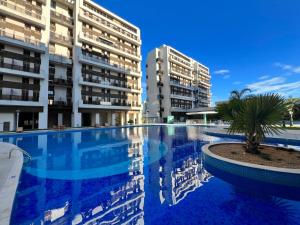 einem Pool vor zwei Gebäuden in der Unterkunft Venice Park Hplus Long Stay in Brasilia
