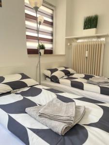 凱撒斯勞滕的住宿－Nette Unterkunft, günstige Lage，一间卧室配有两张带毛巾的床