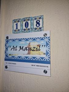um sinal na parede que diz no casamento em Al Manzil em Locogrande