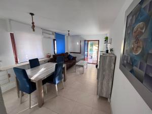 cocina y sala de estar con mesa y sillas en Apartamento con terraza en San Juan Playa, en Alicante