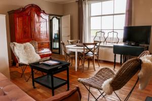 a living room with a table and chairs at Hotel Noorderhoofd in Veere