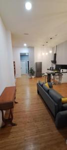 una sala de estar con un sofá y una mesa en Confort La Cuesta, en La Laguna