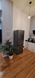 una gran nevera de acero inoxidable en una cocina en Confort La Cuesta, en La Laguna