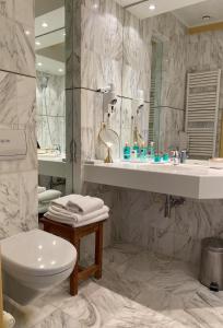 a bathroom with a toilet and a sink at Auberge de Campveerse Toren in Veere