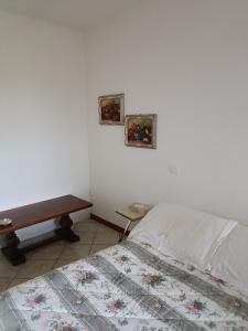a bedroom with a bed and a wooden table at Matteotti 21 in Occhieppo Inferiore