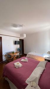 una habitación con 2 camas y una mesa con toallas en Costa Esperanza MDQ en Mar del Plata