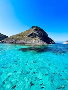 フィガリにあるChez François et Cécileの海の中の島