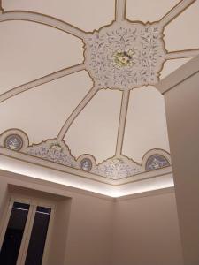 a coffered ceiling with a white ceiling at B&B Palazzo Croghan in Torremaggiore