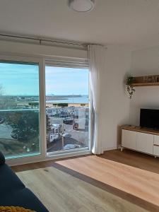 uma sala de estar com uma grande janela com vista em Andmar Beach Apartamento em Peñíscola