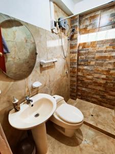 La salle de bains est pourvue de toilettes, d'un lavabo et d'un miroir. dans l'établissement Cabaña del Rey, à Cusco