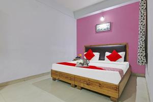 Een bed of bedden in een kamer bij OYO Flagship Hotel Metro Star Near Lotus Temple