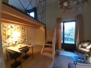 Kleines Zimmer mit einem Schreibtisch und einem Hochbett in der Unterkunft Casa Cholavila 