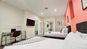 Postel nebo postele na pokoji v ubytování The Lofts on Clematis 201 Downtown West Palm Beach + 5 fotografií