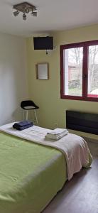 una camera da letto con un letto e una TV a parete di Villa avec tout le confort dans le livradois forez a Saint-Genès-la-Tourette