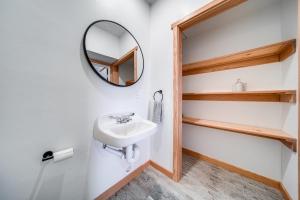 un baño con lavabo y espejo en 4 Mi to Lake Erie Condo in Golf Community, en Erie 16 fotos más