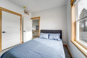 un dormitorio con una cama y una ventana en 4 Mi to Lake Erie Condo in Golf Community, en Erie