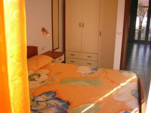 una camera da letto con un letto fiorito di Villa Mare del Salento a Torre Specchia Ruggeri