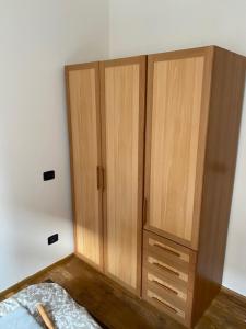 Ένα ή περισσότερα κρεβάτια σε δωμάτιο στο Vitkova apartment with balcony